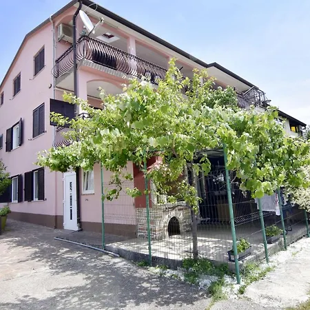 Practical Family With Outdoor Area 우마그
